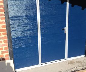 garagepoort blauw met houtstructuur