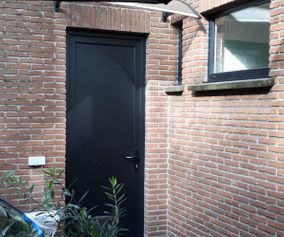 plaatsing zwarte pvc ramen met rolluiken en voordeur
