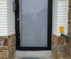 Aluminium voordeur met gezandstraald glas