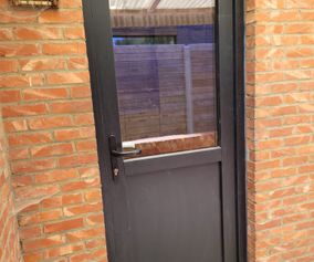 Levering en plaatsing zwarte pvc ramen met rolluiken en voordeur